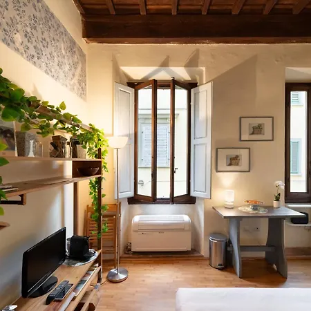 Via Benedetta, 13 - Charming - Florentine Gem Steps From Station - Prime Spot! *