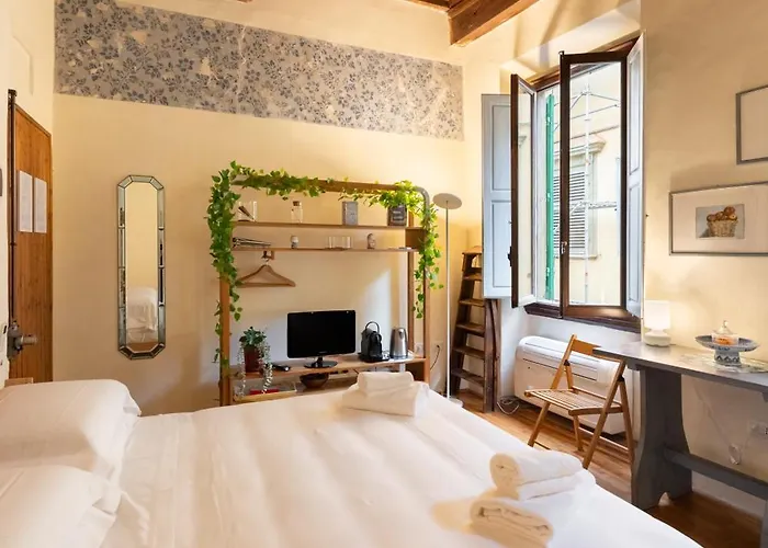 Via Benedetta, 13 - Charming - Florentine Gem Steps From Station - Prime Spot! Apartmán *