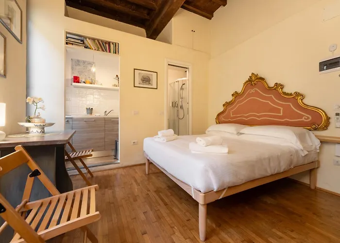 Apartmán Via Benedetta, 13 - Charming - Florentine Gem Steps From Station - Prime Spot!