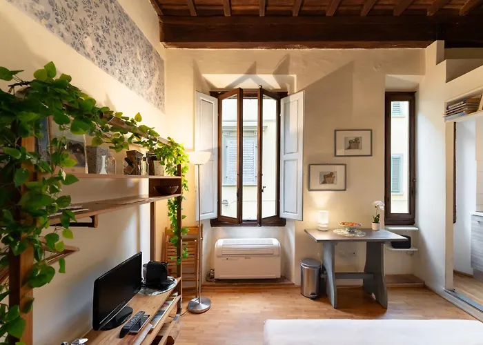 Via Benedetta, 13 - Charming - Florentine Gem Steps From Station - Prime Spot! *
